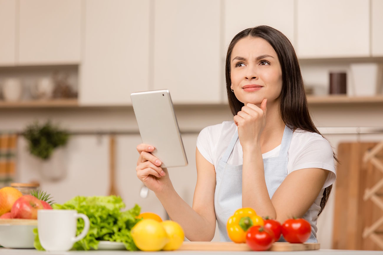 Imagem mostra nutricionista pensativa, como se perguntasse se nutricionista pode ser do Simples Nacional