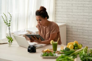 Imagem mostra nutricionista fazendo pesquisa em tablet para saber qual o CNAE de nutricionista